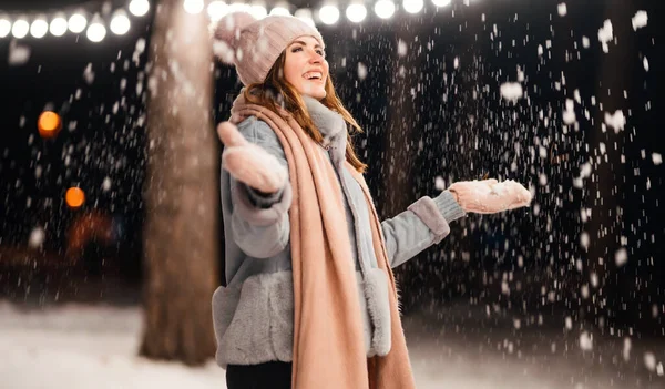 Vacker Ung Kvinna Leka Med Snö Kväll Vinterparken Lycklig Kvinna — Stockfoto