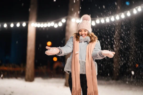 美しい若い女性冬の公園で雪の夜と遊ぶ 冬休みを楽しんでいる幸せな女性 クリスマス 冬の暮らし — ストック写真