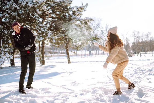 Szczęśliwa Para Miłości Spacery Zabawy Lesie Śniegu Młody Mężczyzna Kobieta — Zdjęcie stockowe