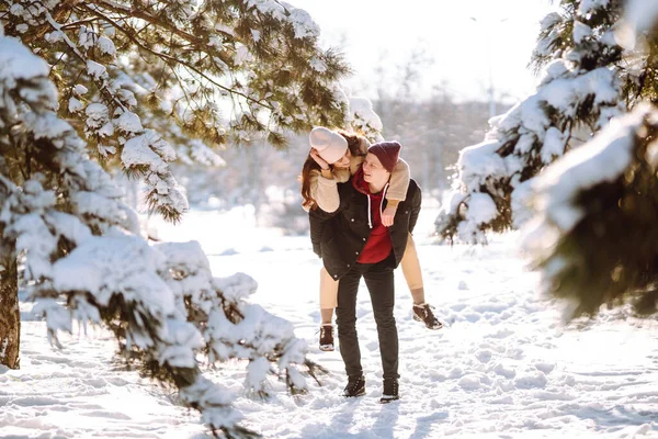 Casal Feliz Amor Andando Divertindo Floresta Neve Jovem Mulher Brincando — Fotografia de Stock