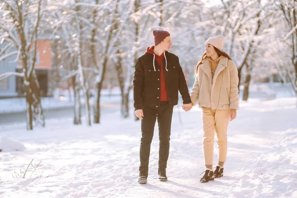 Счастливая Влюбленная Пара Гуляет Веселится Снежном Лесу Молодой Человек Женщина — стоковое фото