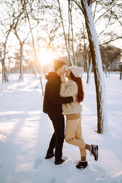 Casal Jovem Abraçando Rindo Livre Inverno Pôr Sol Homem Mulher — Fotografia de Stock