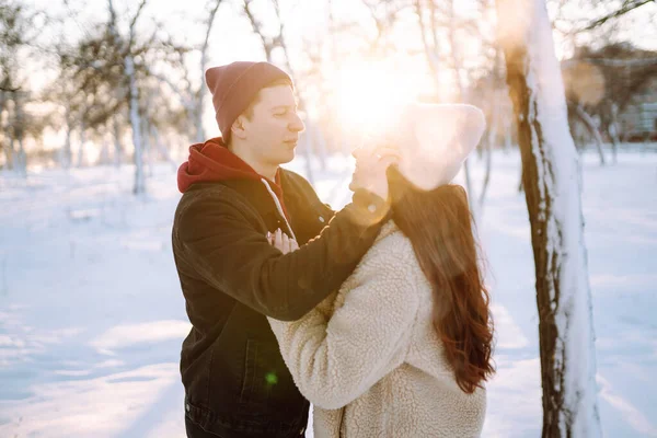 Pareja Joven Abrazándose Riendo Aire Libre Invierno Atardecer Hombre Mujer —  Fotos de Stock