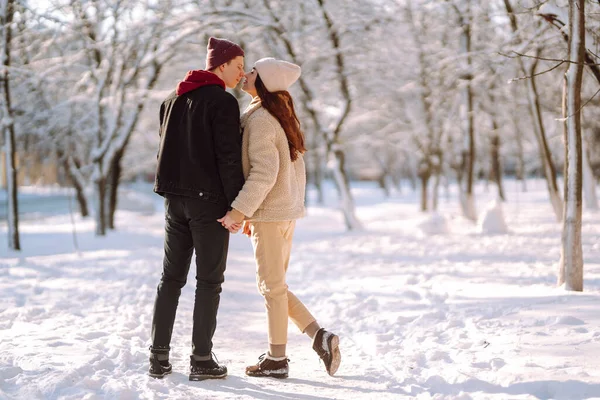 在冬天的公园里 快乐的情侣们在户外拥抱和亲吻 在雪地的森林里 男女青年互相享乐 爱情和休闲概念 — 图库照片