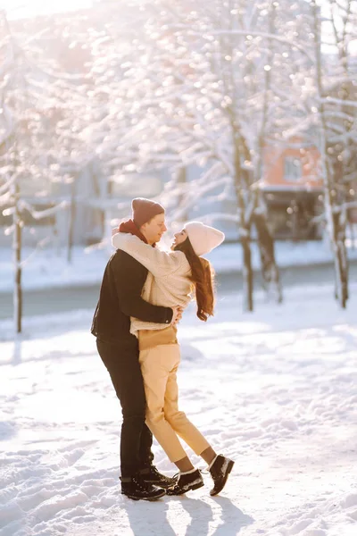Coppia Felice Che Abbraccia Bacia All Aperto Nel Parco Invernale — Foto Stock