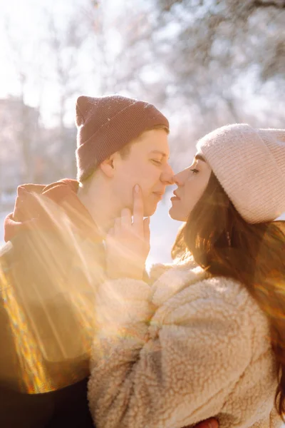 在冬天的公园里 快乐的情侣们在户外拥抱和亲吻 在雪地的森林里 男女青年互相享乐 爱情和休闲概念 — 图库照片