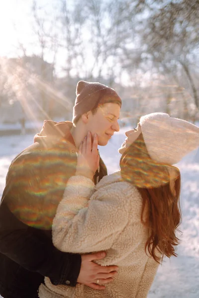 Pareja Feliz Abrazándose Besándose Aire Libre Parque Invierno Joven Hombre — Foto de Stock