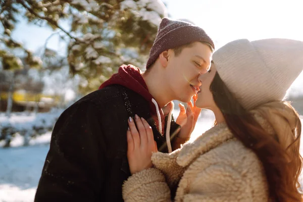 Casal Feliz Abraçando Beijando Livre Parque Inverno Jovem Mulher Divertem — Fotografia de Stock