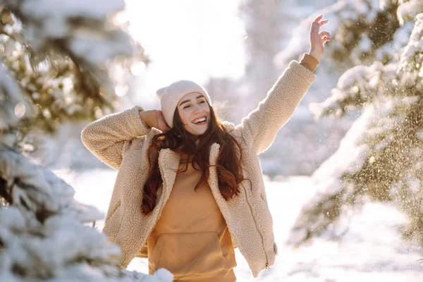 美丽的女人喜欢冬天 寒冷的日子 在雪地森林里的时髦的年轻女子 季节和休闲的概念 — 图库照片