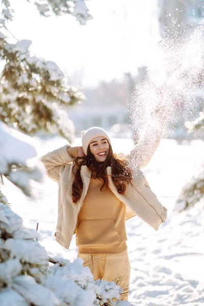 美丽的女人喜欢冬天 寒冷的日子 在雪地森林里的时髦的年轻女子 季节和休闲的概念 — 图库照片
