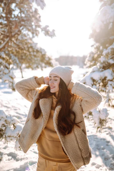 美しい女性は冬 霜の日を楽しんでいます 雪の森の中のファッションの若い女性 レジャーの概念 クリスマス — ストック写真