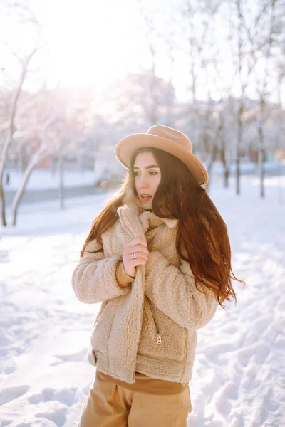 Mulher Bonita Gosta Inverno Dia Gelado Moda Jovem Mulher Floresta — Fotografia de Stock