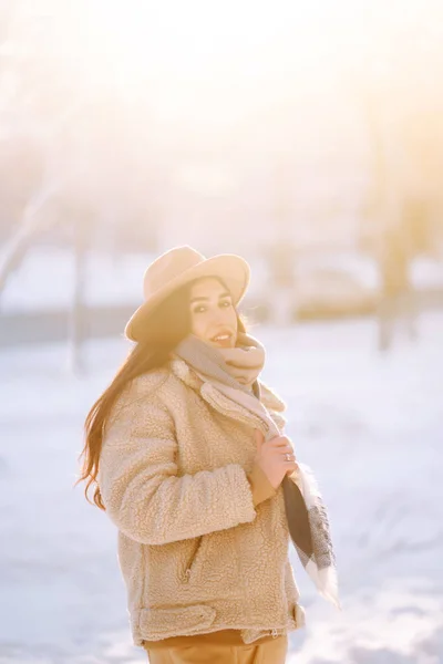 Piękna Kobieta Cieszy Się Zimą Mroźnym Dniem Młoda Kobieta Śnieżnym — Zdjęcie stockowe