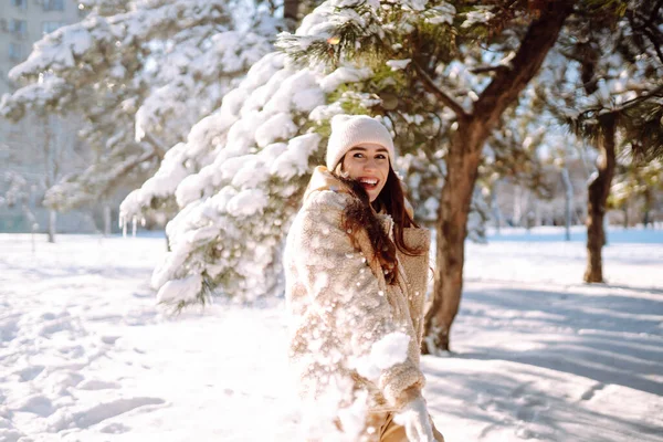 Belle Femme Aime Hiver Jour Givré Mode Jeune Femme Dans — Photo