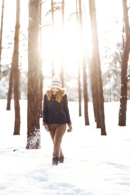Güzel bir kadının portresi kışın, soğuk günün tadını çıkarır. Kar ormanlarında moda genç kadın. Kış tatili.