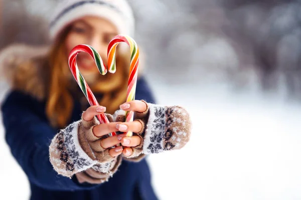 Bastones Caramelo Rayados Navideños Las Manos Femeninas Dulce Linda Sorpresa —  Fotos de Stock