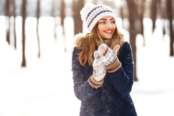 Porträtt Vacker Kvinna Njuter Vintern Frostig Dag Mode Ung Kvinna — Stockfoto