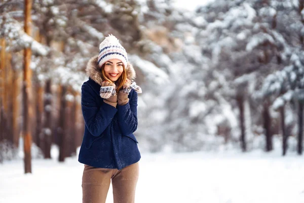Portret Pięknej Kobiety Cieszy Się Zimowym Mroźnym Dniem Młoda Kobieta — Zdjęcie stockowe