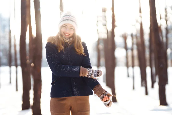 아름다운 여인의 모습은 서리가 내리는 겨울을 즐긴다 스노우 포레스트의 — 스톡 사진