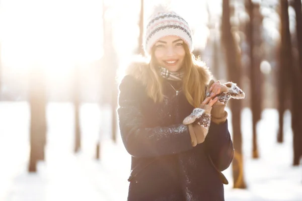 Porträtt Vacker Kvinna Njuter Vintern Frostig Dag Mode Ung Kvinna — Stockfoto