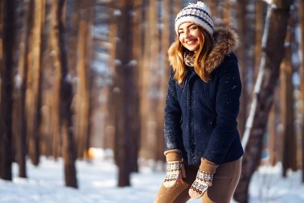 Güzel Bir Kadının Portresi Kışın Soğuk Günün Tadını Çıkarır Kar — Stok fotoğraf