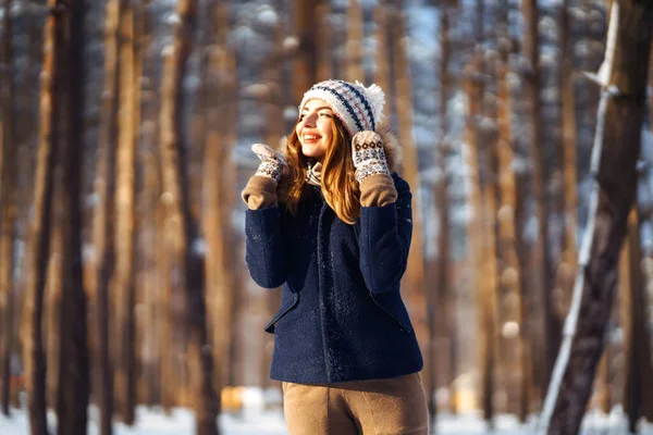 Retrato Mulher Bonita Gosta Inverno Dia Gelado Moda Jovem Mulher — Fotografia de Stock