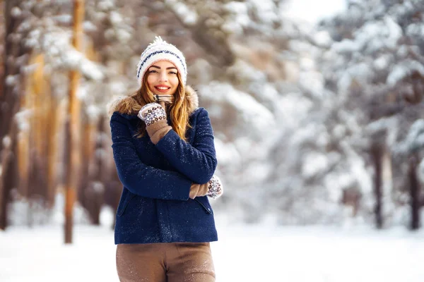 Retrato Mulher Bonita Gosta Inverno Dia Gelado Moda Jovem Mulher — Fotografia de Stock