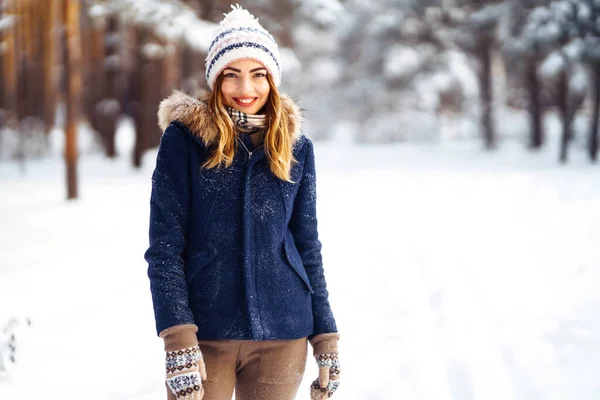 Güzel Bir Kadının Portresi Kışın Soğuk Günün Tadını Çıkarır Kar — Stok fotoğraf