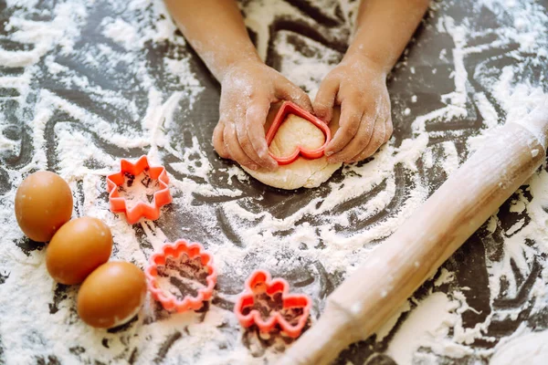 Mâinile Copiilor Taie Forme Fac Prăjituri Fac Biscuiți Pentru Decorațiuni — Fotografie, imagine de stoc