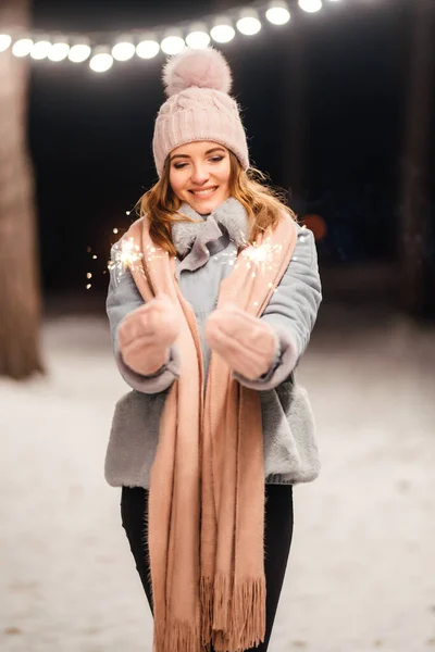 Wesoła Młoda Kobieta Świętująca Posiadanie Iskier Zimowym Lesie Świąteczne Lampki — Zdjęcie stockowe