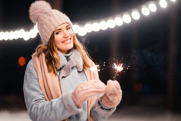 冬の森で輝きを持つ陽気な若い女性 お祭りのガーランドライト クリスマス — ストック写真