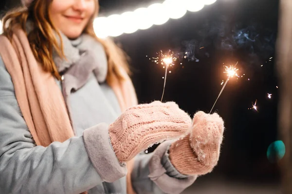 クリスマスは手に輝きます 冬の森で輝きを持つ陽気な若い女性 お祭りのガーランドライト クリスマス — ストック写真