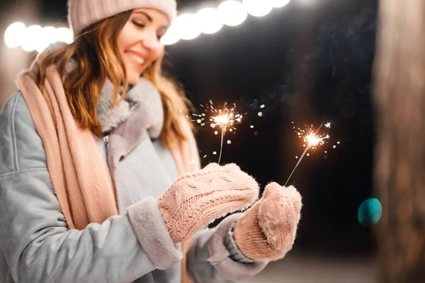 冬の森で輝きを持つ陽気な若い女性 お祭りのガーランドライト クリスマス — ストック写真