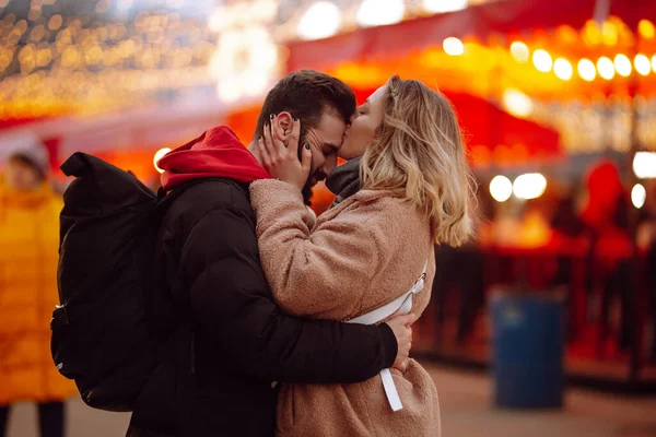 Pareja Feliz Amor Caminando Mercado Navidad Por Noche Mujer Joven —  Fotos de Stock