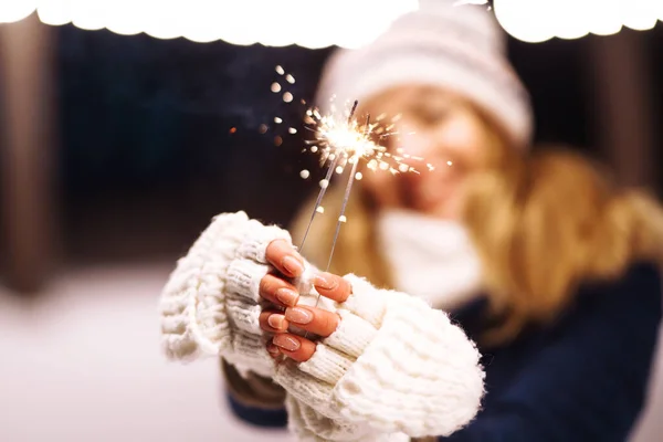 Mano Femminile Che Tiene Una Luce Bengala Scintillante Fiamme Giovane — Foto Stock