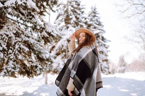 Şapkalı Güzel Bir Kadın Ekose Atkısı Paltosu Var Kar Ormanında — Stok fotoğraf