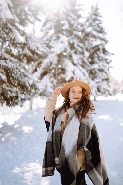 Belle Femme Chapeau Écharpe Carreaux Manteau Posant Avec Joie Extérieur — Photo