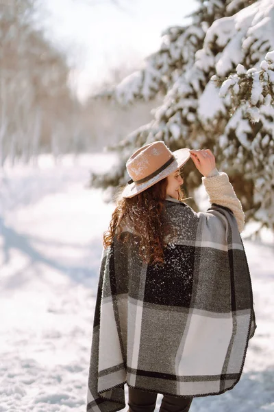 Hermosa Mujer Con Sombrero Bufanda Cuadros Abrigo Posando Con Alegría — Foto de Stock