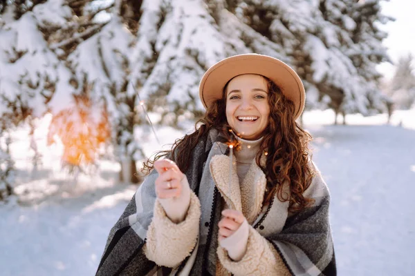 一个手里拿着火花的女人 在雪地森林里的时髦的年轻女子 季节和休闲的概念 — 图库照片