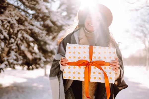 Große Geschenkschachtel Mit Roter Schleife Den Händen Der Frau Mode — Stockfoto