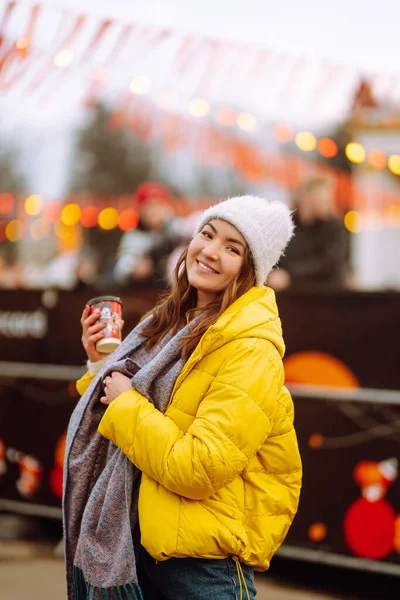 Mujer Feliz Bebiendo Café Caliente Mientras Camina Cerca Del Árbol —  Fotos de Stock