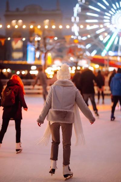 Ung Kvinna Skridskor Isen Arenan Torget Vintern Julafton Vintersemester Nyårsmagi — Stockfoto