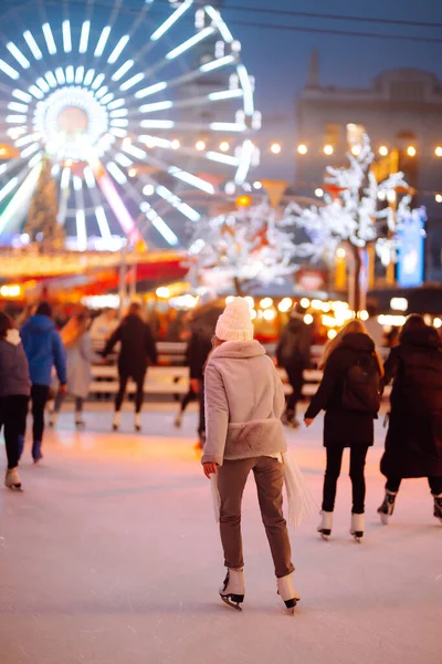 クリスマス イブの冬には市内広場の氷のアリーナで若い女性のアイススケート 冬休みだ 新年の魔法 周囲の光 — ストック写真