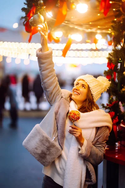Mujer Joven Con Manzana Caramelo Mercado Navidad Mujer Sonriente Ropa —  Fotos de Stock