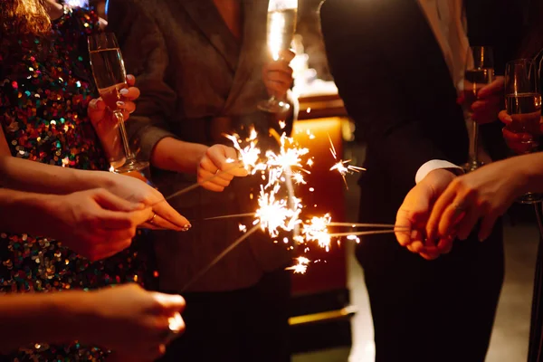 Wunderkerzen Der Hand Gruppe Fröhlicher Menschen Mit Wunderkerzen Auf Der — Stockfoto