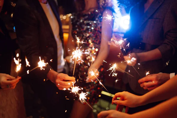 Sparkling Sparklers Mão Grupo Pessoas Felizes Segurando Faíscas Festa Jovens — Fotografia de Stock