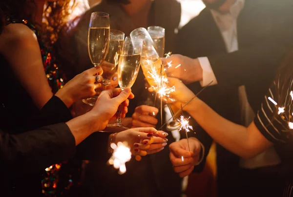 Sparkling Sparklers Hand Group Happy People Holding Sparklers Party Young — Stock Photo, Image