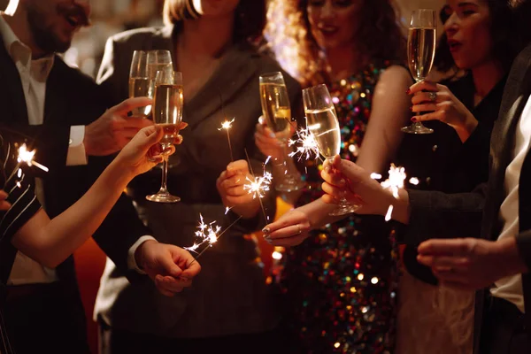 Sparkling Sparklers Mão Grupo Pessoas Felizes Segurando Faíscas Festa Jovens — Fotografia de Stock