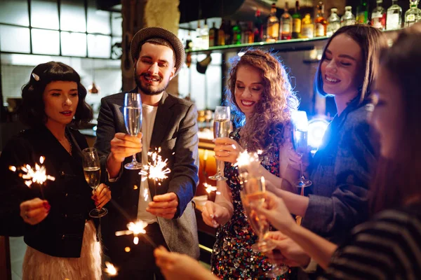 Grupo Gente Feliz Sosteniendo Bengalas Fiesta Jóvenes Amigos Tintineando Copas — Foto de Stock