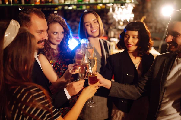 快乐的朋友们在夜总会的聚会上碰杯香槟 年轻人和香槟一起庆祝寒假 生日观念 — 图库照片